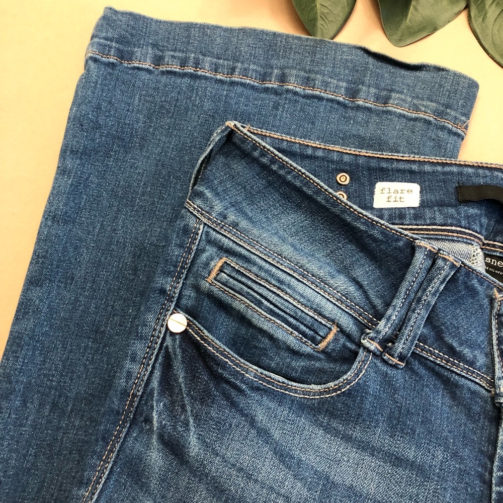 Flare Jeans Sneak Peek Classic Blue Wash Size 9 Bell Bottom Jeans - Picture 6 of 15